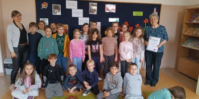 "Czyta babcia, czyta dziadek, czyta każdy mały szkrabek  - wspólne czytanie łączy pokolenia"