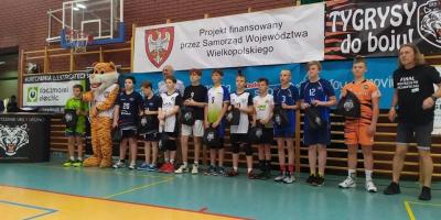 FINAŁ WOJEWÓDZKI W MINISIATKÓWCE CHŁOPCÓW "3" KINDER JOY OF MOVING